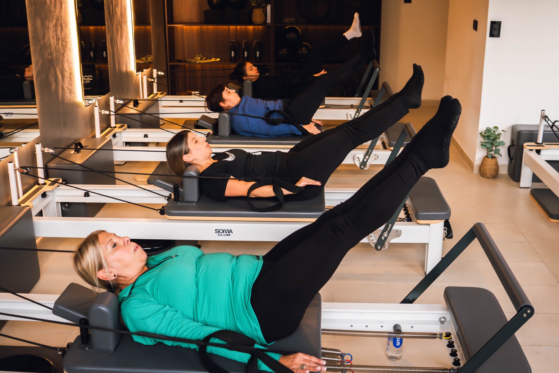 Clase grupal de pilates reformer en SOMA Club