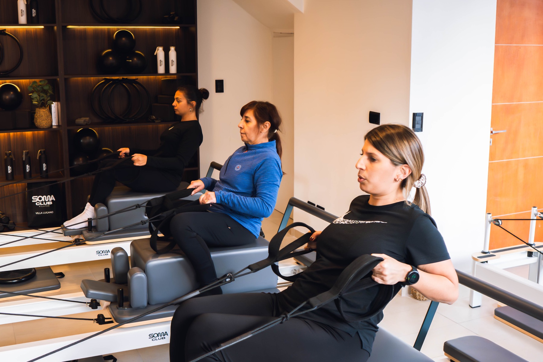 Alumnas haciendo pilates reformer en SOMA Club